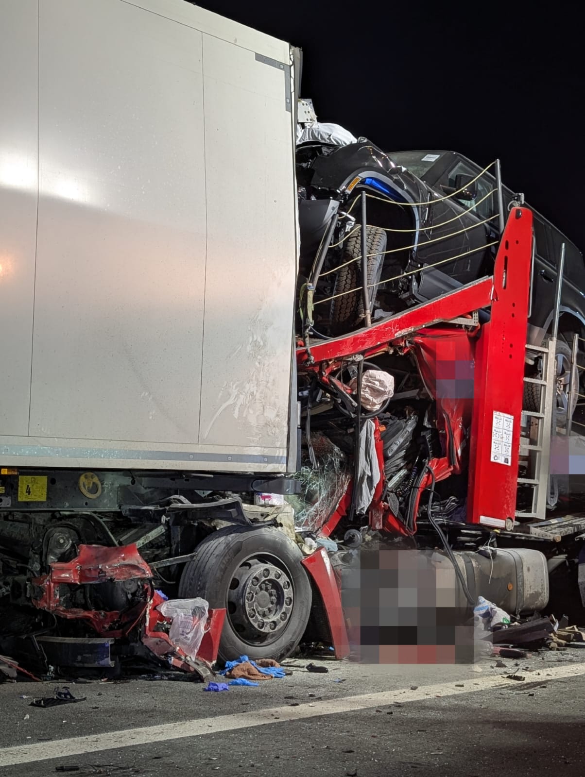 Einsatzfoto  THL 4/RD 3 - VU - LKW / Bus ...